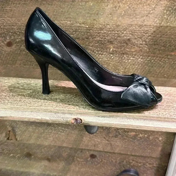 Tahari Peep Toe leather heels with bow on the front Size 8 - Picture 2 of 7
